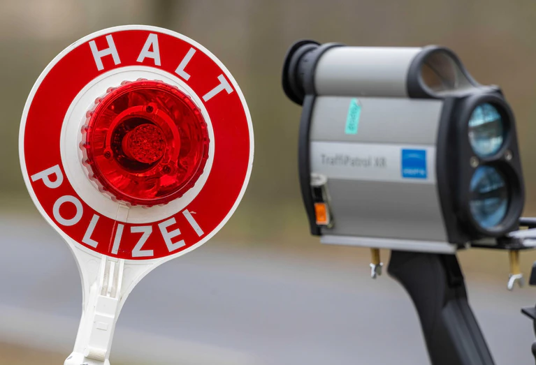 Allein in Bayern soll es zum Blitzermarathon an rund 1.500 Orten Geschwindigkeitskontrollen geben. (Archivbild) — © Stefan Sauer/dpa