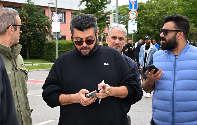Hasan Ismaik (M) will nur noch Fan des TSV 1860 sein und seine Anteile am Club verkaufen. — © Felix Hörhager/dpa