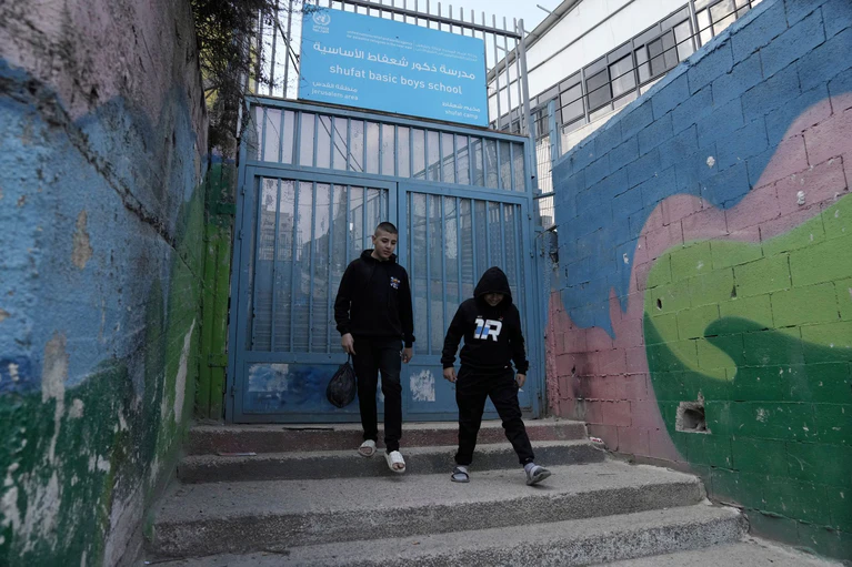 Laut UNRWA-Chef Philippe Lazzarini sind Hunderte Schüler von den Schließungsanordnungen betroffen. (Archivbild) — © Mahmoud Illean/AP/dpa