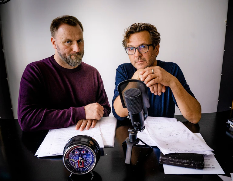 Kai Schwind (l) und Andreas Fröhlich treffen sich regelmäßig und reden über Hörspiel-Anekdoten. — © Christian Hartmann/EUROPA/dpa