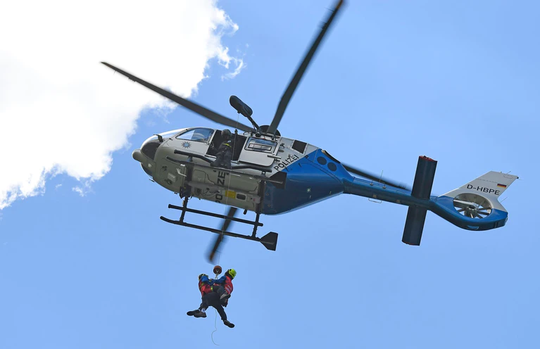 Mit dem Hubschrauber wurde die Frau wieder ins Tal geflogen. (Symbolbild) — © Uwe Lein/dpa