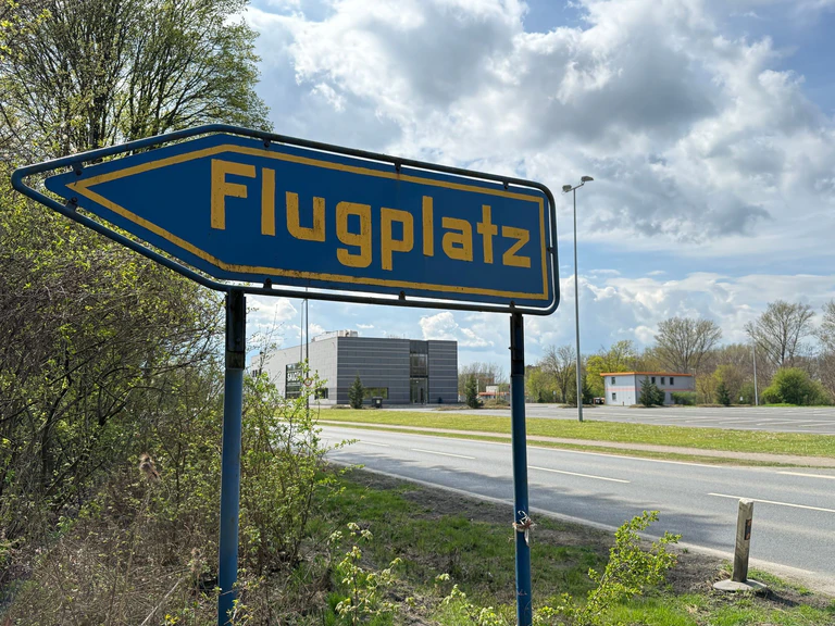 Ein Kleinflugzeug startet auf dem Flugplatz Salzgitter-Drütte, stürzt dann aber auf dem Werksgelände der Salzgitter AG ab.  — © Michael Brandt/dpa