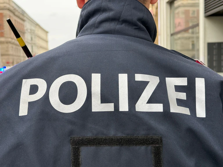 In Wien hat ein Vierjähriger einen Sturz aus dem fünften Stock mit Prellungen überlebt . — © Matthias Röder/dpa