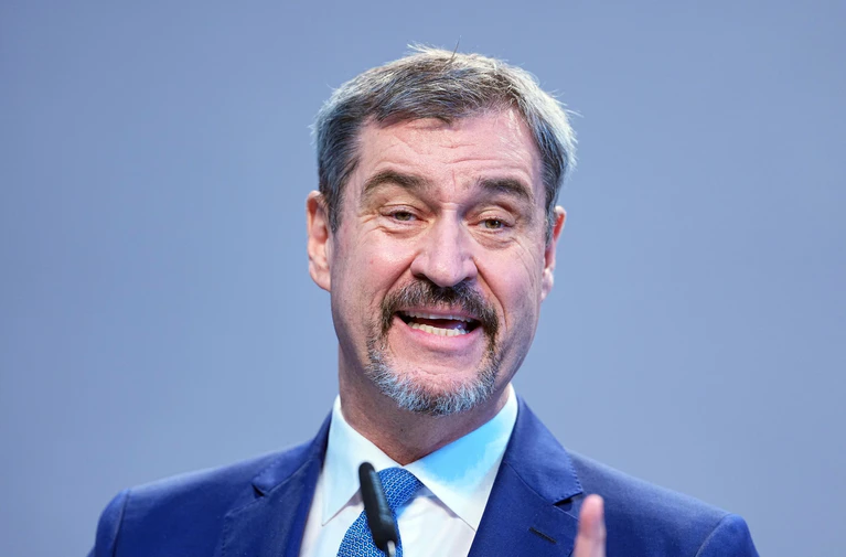 Es gebe bereits Gespräche mit Polen, Tschechien und Österreich, sagt CSU-Chef Söder. — © Michael Kappeler/dpa