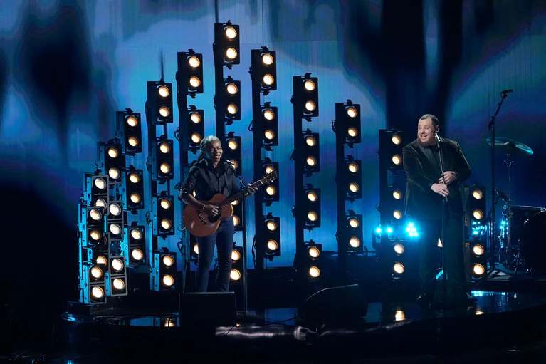 Tracy Chapman und Luke Combs singen «Fast Car» während der Verleihung der Grammy Awards 2024. (Archivbild) — © Chris Pizzello/Invision/AP/dpa