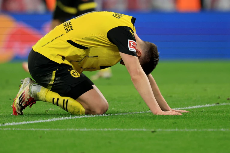 Fällt lange aus: BVB-Abwehrspieler Nico Schlotterbeck. — © Jan Woitas/dpa