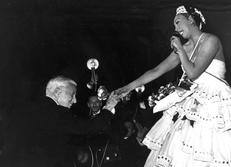 Josephine Baker - hier auf einem Foto aus den 50er Jahren mit Charlie Chaplin. — © -/AP Photo/dpa