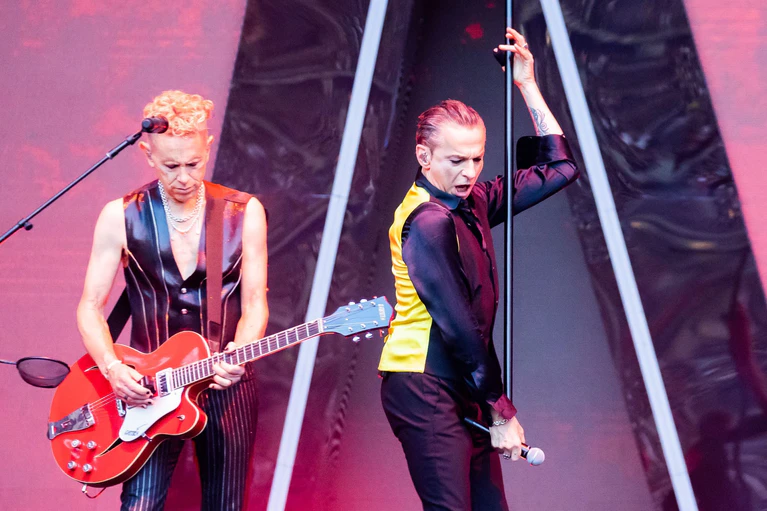 Dave Gahan und Martin Gore von Depeche Mode bei einem Konzert im Berliner Olympiastadion im Juli 2023. — © Christoph Soeder/dpa