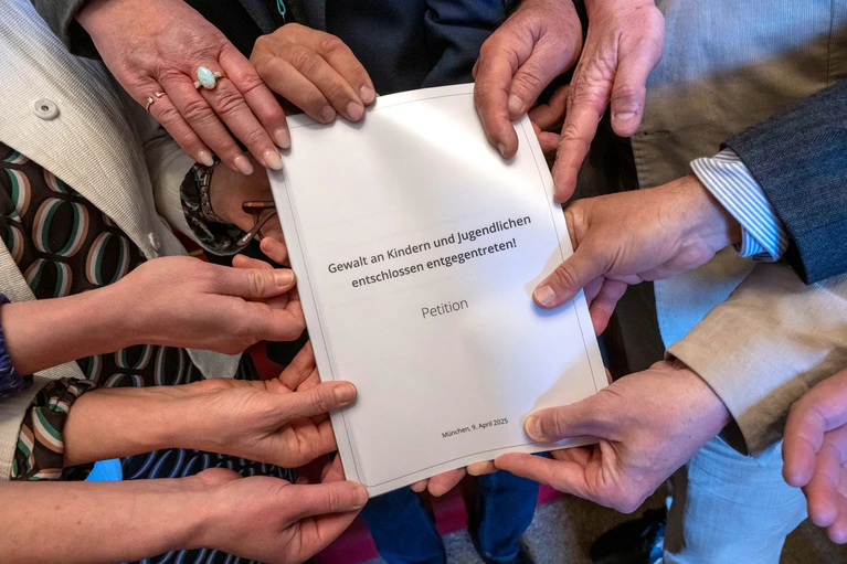 Die Petition enthält Forderungen an die Politik — © Peter Kneffel/dpa
