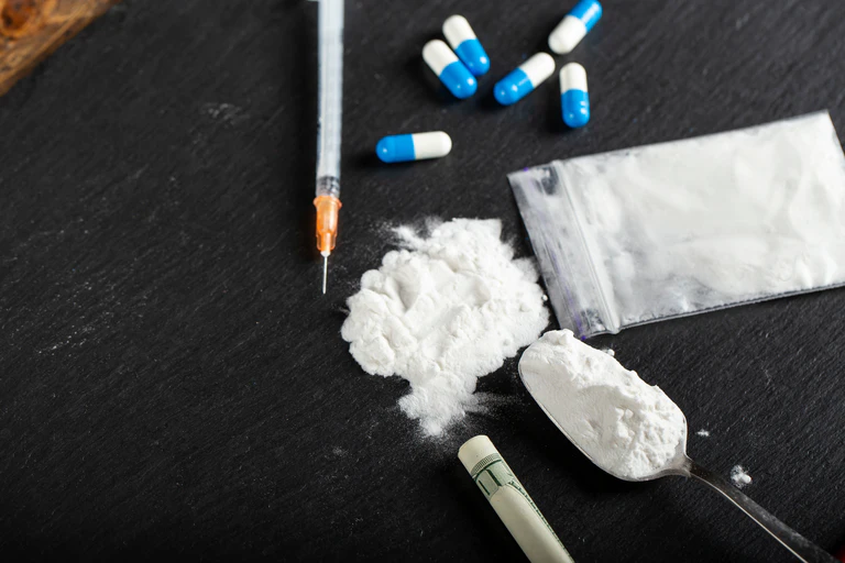 Drogen, Heroin, Amphetamin, Marihuana — © Symbolbild/ alexshyripa/stock.adobe.com