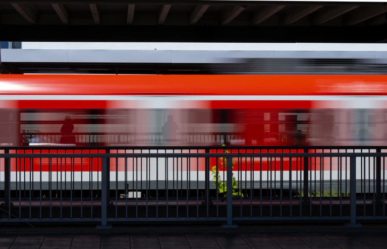 Vier junge Menschen sehen, wie der Mann stürzt. Sie retten ihn von der Bahnsteigkante. (Symbolbild) — © Sven Hoppe/dpa