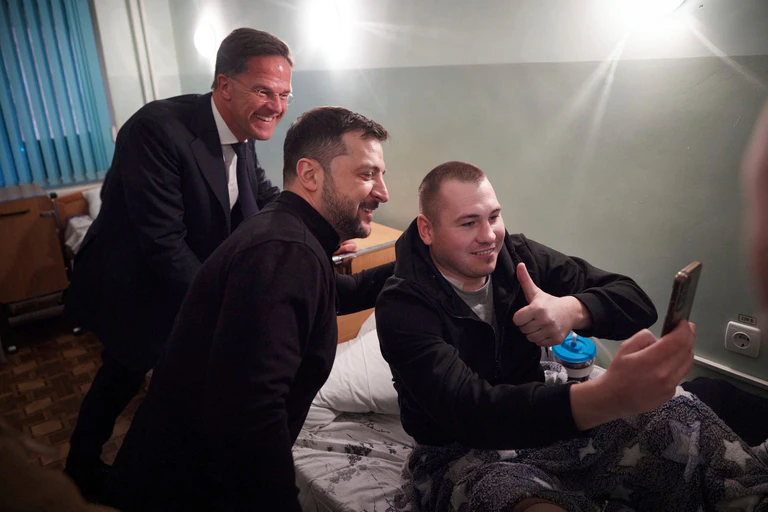 Teile der Ukraine mögen besetzt sein, aber für Präsident Selenskyj sind ihre Grenzen rechtlich nicht verhandelbar. — © Uncredited/Ukrainian Presidential Press Office/AP/dpa