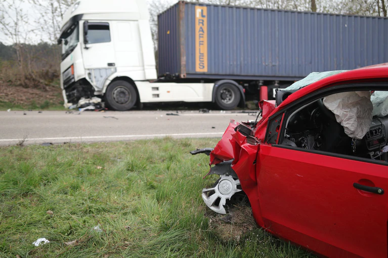 Ersthelfer holten den 68-Jährigen aus seinem Auto. Der Mann starb an seinen schweren Verletzungen.  — © News5 / Markus Zahn/NEWS5/dpa