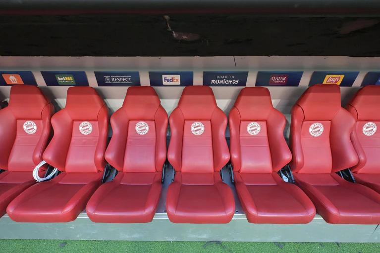 Noch ist die Ersatzbank des FC Bayern in der Allianz Arena leer: Gegen Inter wird Thomas Müller dort Platz nehmen müssen. — © Peter Kneffel/dpa