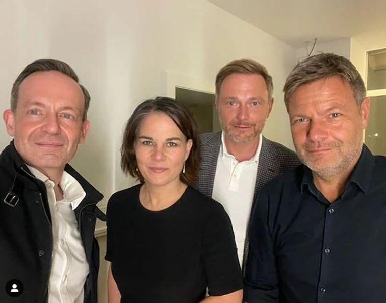 Es sah so cool aus und war doch Arbeit: Das Selfie der einstigen Gegner von Grünen und FDP bei der Bildung der Ampel-Koalition. (Archivbild) — © Volker Wissing/FDP/instagram/dpa