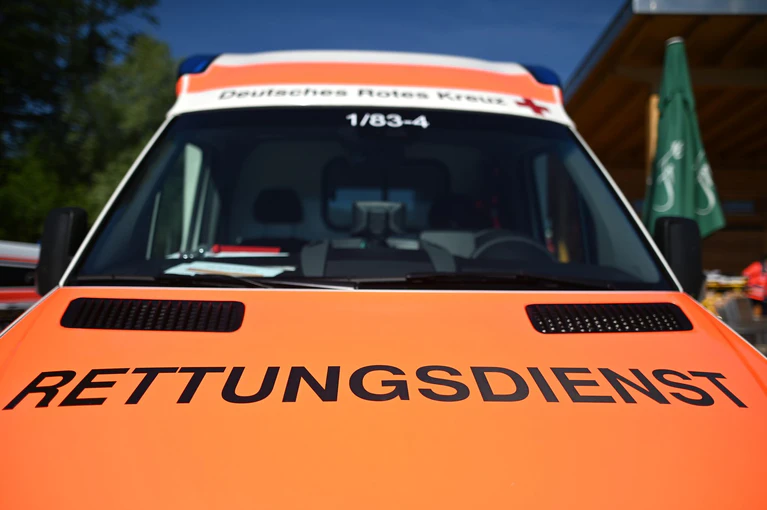 Beide Fahrer kamen zunächst ins Krankenhaus. (Symbolbild) — © Patrick Seeger/dpa