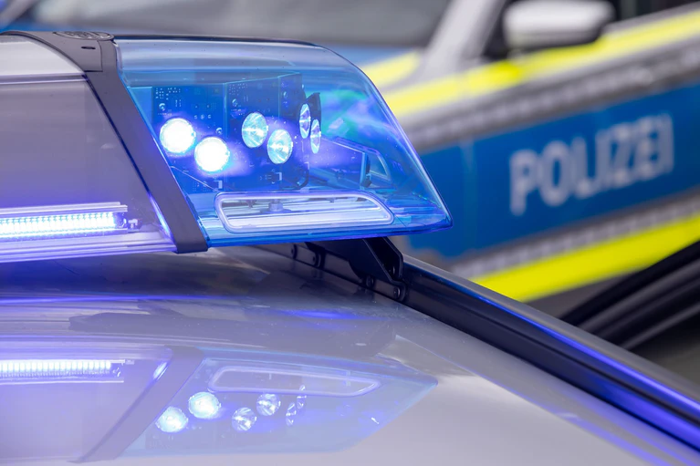 Der verwirrte Senior überfuhr während seiner Chaosfahrt zwei Verkehrsinseln und verlor dabei einen Reifen seines Autos. (Symbolbild) — © Daniel Karmann/dpa
