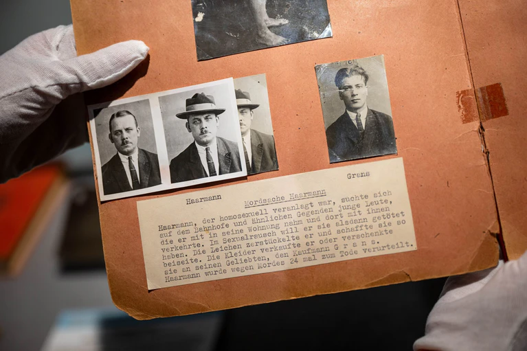 Eine Mappe im Polizeimuseum Niedersachsen gibt Einblick in die Mordsache Fritz Haarmann. (Archivbild) — © Sina Schuldt/dpa