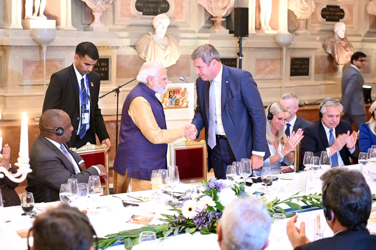2022 lud der indische Premierminister Narendra Modi (l) Bayerns Ministerpräsident Markus Söder nach Delhi ein – am Rande von dessen Besuch beim G7-Gipfel. (Archivbild) — © Tobias Hase/dpa